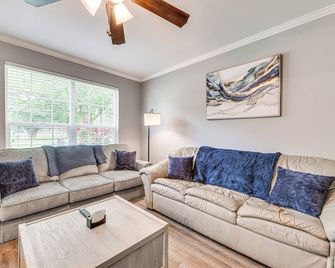 Baton Rouge Home with Yard about 14 Mi to Downtown! - Baton Rouge - Living room