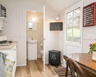 Seashore Shepherds Hut @ Moat Farm, With A Garden In Ulverston - Ulverston - Dining room