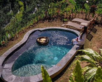 Velonia Iseh - Sidemen - Pool