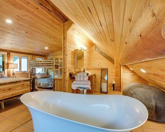 Secluded Greenville Cabin Walk to Mooseh - Greenville - Bathroom