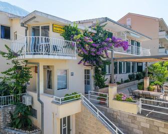 Apartments with parking space Tucepi, Makarska - 6856 - Tučepi - Gebäude