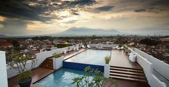 Ascent Hotel & Cafe Malang - Malang - Pool