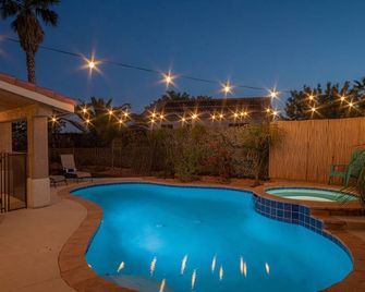 Good Vibes off the strip, 5BR, Secret room, 2 King Beds, Pool and Spa - Henderson - Pool