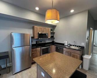 Downtown Spa Sanctuary with a View! - Dubuque - Kitchen
