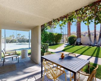 Dog Friendly Mid-Century Villa at The Coco Cabana with Pool, Spa & Tennis Courts - Palm Springs - Balcony