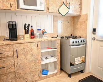 Charming 1br W/ A/C, Wifi + Free Drinks & Snacks - Rock Sound - Cocina