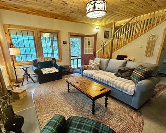Charming and rustic 3-bedroom cabin just minutes from Cooperstown - Cooperstown - Living room