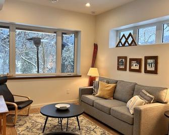 Hanna Creek Suite at Redstone Resort Rossland - Rossland - Living room