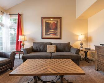 Rocklin Beauty! Garage, Private Yard, Pets Welcome! - Rocklin - Living room