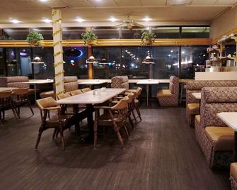 The Ritz Cafe and Motor Inn - Whitecourt - Restaurant