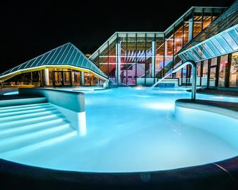 溫泉 2000 酒店 - 赫爾河畔法肯堡 - 法爾肯堡 - 游泳池
