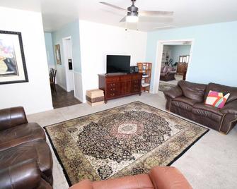 Jenks cozy home - Fenced yard - Dogs OK - Centrally Located - Jenks - Living room