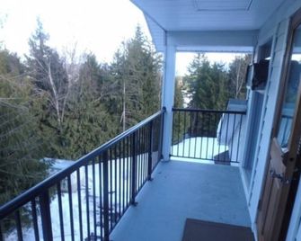 Beautiful 1bedroom suite 10 minutes away from spectacular Shuswap Lake! - Sorrento - Balcony