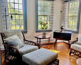 Spacious 19th Century 7 bedroom family farmhouse close to Acadia and the shore - 巴爾港 - 客廳