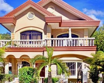 Spacious 3-bedroom house in Subic with AC, WiFi, Pool & Parking. Relax & unwind - Subic - Building