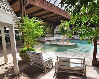 Sturbridge Host Hotel & Conference Center - Sturbridge - Piscina