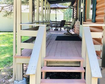 Quiet neighborhood, 2 Bedroom house, Lake front with dock, close to town - Sunrise Beach - Patio