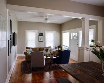 Renovated Historic Cottage in New Braunfels - New Braunfels - Sala de estar