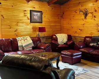 Modern cabin. Close to everything. Pet Friendly! Your home away from home! - French Lick - Lounge