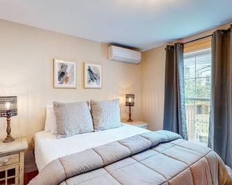 A Little Mad Stay - Bar Harbor - Bedroom