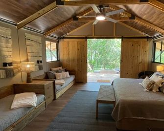 Lake front glamping cabin. Bathroom inside. - Bastrop - Bedroom