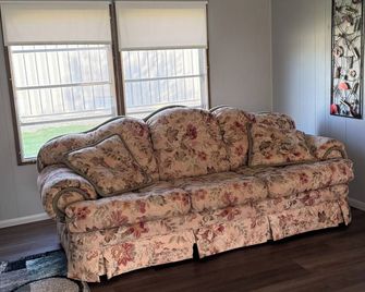 Charming 2-bedroom mobile home with Country Living in Wonderful Worland - Worland - Living room