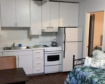 Grandma's Suite - Convenient Valley Location, Offering 10% Off On Tours! - Juneau - Kitchen