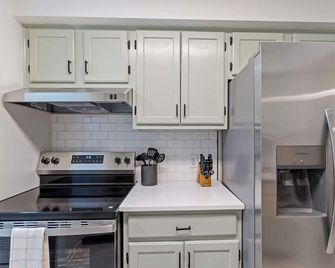 Terrific 2-bedroom house in charming Prattville! - Prattville - Kitchen