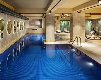 Delta Hotels by Marriott Istanbul Kagithane - איסטנבול - בריכה
