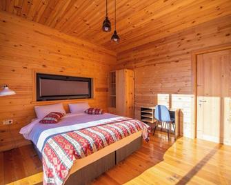 Incredibly cozy six-person villa with a private yard, mountain views, kitchen, bath and living room Svaneti Countryside 2 - Mazeri - Habitación