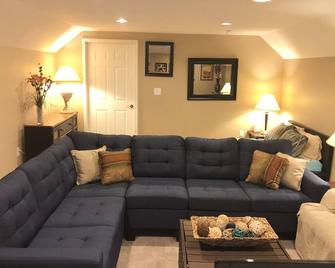 Book Now For Your Summer Getaways And Vacation! Perfect For Large Gatherings! - Coldwater - Living room