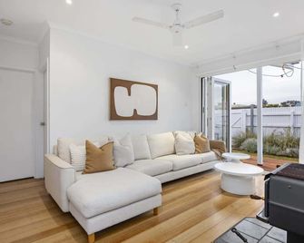 Coastal Cottage - 200m to Beach & Pet Friendly - 로즈버드 웨스트 - 거실