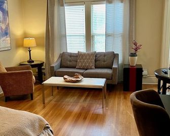 Charm, Location, & Fair Price in Seattle - Seattle - Stue