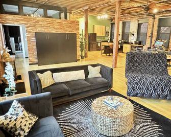 Brick City Loft - Newark - Living room