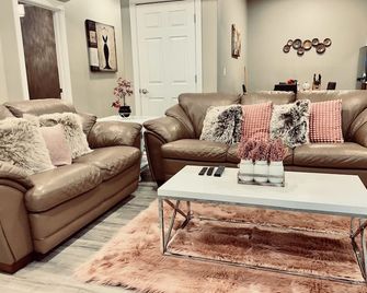 Cozy 2 bedroom basement with 2 beds, kitchen, 75’’ TV and bathroom - Edmonton - Living room
