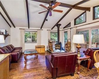 ManVee at Yosemite - Fish Camp - Salon