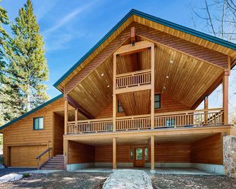 Large log cabin with mountain views, pool, hot tub, & tennis - McCall - Building