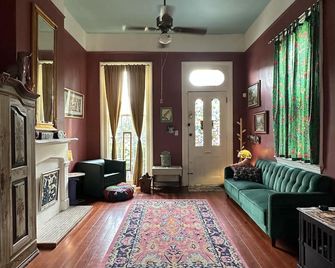 Artsy Shotgun home in Historic Algiers Point. 5 minute walk to ferry to the FQ - New Orleans - Living room