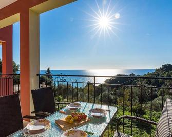Studio Apartments with large swimming pool and Sea view at Pelekas Beach, Corfu - Pelekas - Balkon