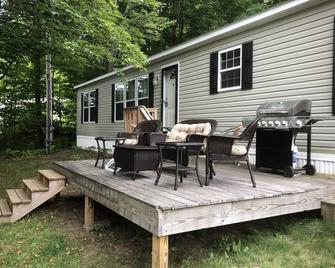 Meredith, New 3 Bedrooms, 2 1/2 Baths, 400Yds To Beach,1 Mile To Town Sleeps 9 - Meredith - Patio