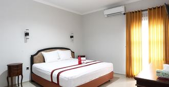 RedDoorz Plus near Adisucipto Airport 2 - Depok - Bedroom