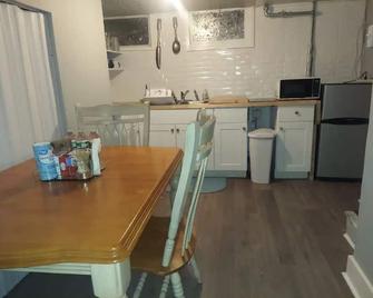Lovely 2-bedroom with free parking in shore town. - Asbury Park - Kitchen