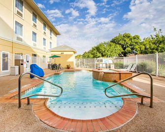 Comfort Suites - Abilene - Uima-allas