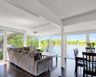 Tulloch Lake Front Home! Panoramic Views & Private Dock - Copperopolis - Living room
