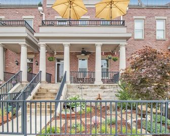Riverfront Oasis: Beautiful Riverfront Townhome Close To Notre Dame! - South Bend - Building
