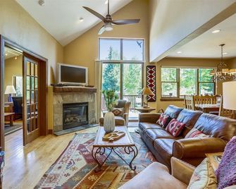 Highland Greens Comfort: Spacious Townhome, Hot Tub, Seasonal Shuttle Access. - Breckenridge - Sala de estar
