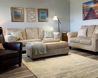 2 bedroom 2 bath single family home in Lake Placid FL. Located in Placid lakes - Lake Placid - Living room