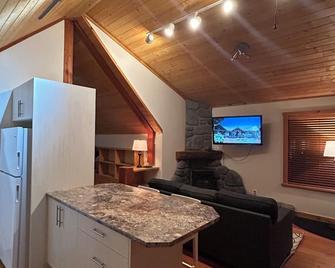 Cozy Detached Private 1 BR Carriage House in Comox - Comox - Living room