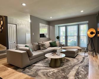 Tranquil 1br w/ Office Work Space & Private Patio - Reisterstown - Living room