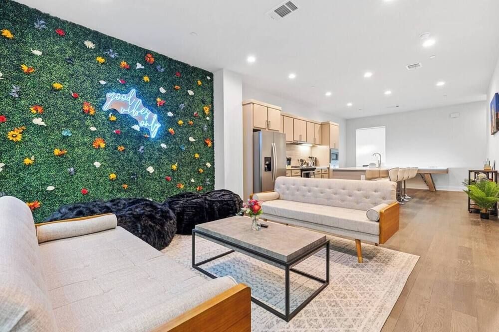 Ultimate Game House with Rooftop Terrace - دالاس - غرفة معيشة